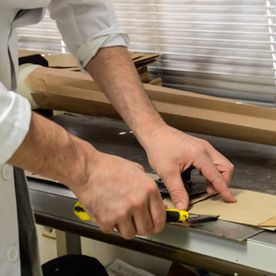 Tecnopapel Murciano cortando papel
