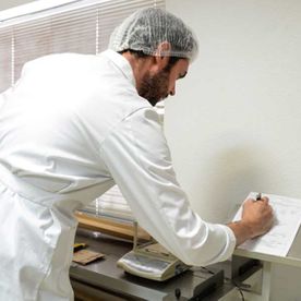 Tecnopapel Murciano persona escribiendo