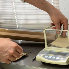 Tecnopapel Murciano pesando papel