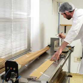 Tecnopapel Murciano midiendo papel